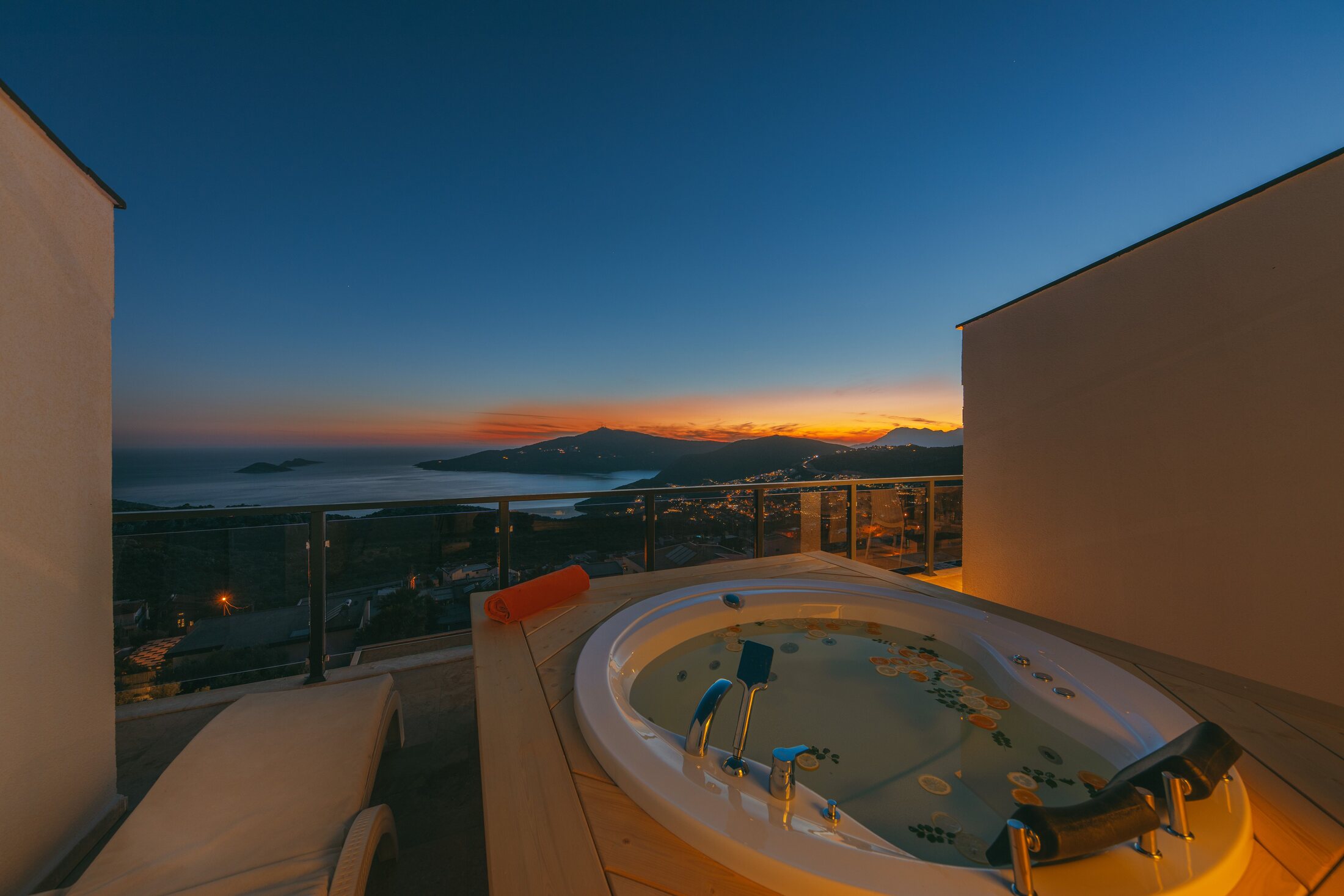 Jacuzzi na tarasie o zachodzie słońca